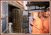 Swamishri doing darshan at the north-facing room in Dada Khachar's Darbar