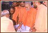 Swamishri looks at the construction plans