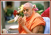 After concluding his puja, Swamishri humbly bows to all sadhus and devotees