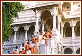 Everyone joins Swamishri for Thakorji's darshan