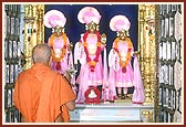 Swamishri performs arti of Thakorji