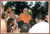 Swamishri blesses the parshads