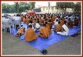 The puja congregation