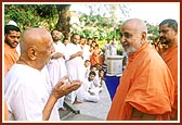 A devotee converses with Swamishri