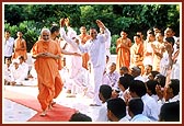 Devotees regale while Swamishri circumambulates the Smruti Mandir