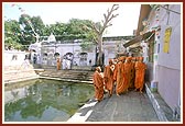 Swamishri visits the mandirs around the Bindu Sarovar