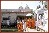 Swamishri visits the mandirs around the Bindu Sarovar for darshan