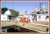 Swamishri visits the mandirs around the Bindu Sarovar for darshan