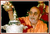 Amidst chanting of Shri Hari's glory and holy names, Swamishri bathed Shri Harikrishna Maharaj with panchamrut (a mixture of milk, curd, honey, sugar and ghee)