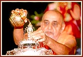 Amidst chanting of Shri Hari's glory and holy names, Swamishri bathed Shri Harikrishna Maharaj with panchamrut (a mixture of milk, curd, honey, sugar and ghee)