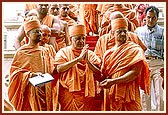 After Thakorji's darshan, Swamishri descends the mandir steps