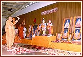 Swamishri performs the murti pratishtha arti for mandirs in Devgadh Baria and Zaradka