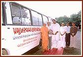 Swamishri sanctifies an ambulance donated by Dr. Sudhirbhai Patel (Bryan, USA) for BAPS hospital in Dabhoi