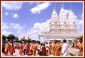 Swamishri departs from the Dholka mandir