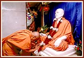 Swamishri bows before the murti of Shastriji Maharaj installed on his birthplace