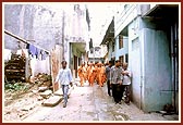 Swamishri walks through the streets and allies of Mahelav