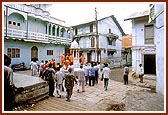 Swamishri visits the shrine dedicated to Dungar Bhakta (Shastriji Maharaj) where he played the 'maan' and narrated the Mahabharat