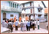 Swamishri visits the shrine dedicated to Dungar Bhakta (Shastriji Maharaj) where he played the 'maan' and narrated the Mahabharat