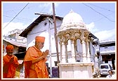 Swamishri visits the shrine dedicated to Dungar Bhakta (Shastriji Maharaj) where he played the 'maan' and narrated the Mahabharat