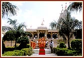 Swamishri descends the mandir steps after darshan