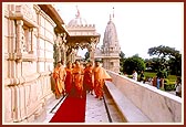 Swamishri performs pradakshina of the mandir