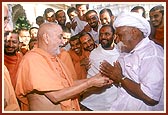 Swamishri meets Shri Raghu Bharwad