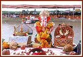 The mahapuja was performed with the murtis of Shri Harikrishna Maharaj, Shri Ganeshji and Shri Harikrishna Maharaj (Sarangpur)