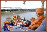 Swamishri prays to God during the mahapuja