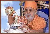 Swamishri ritually bathes Shri Harikrishna Maharaj