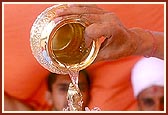 Amidst chanting of Vedic mantras, Swamishri bathes Shri Harikrishna Maharaj