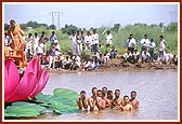 Sadhus and devotees engaged in Thakorji's and Swamishri's darshan