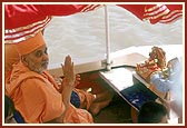 Swamishri engaged in bhajan during the pradakshina