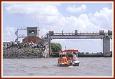 On arriving at the dam, officials welcome Swamishri with honor and respect