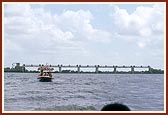 Swamishri sanctifies Yagnapurush Sarovar with the divine presence of Shri Harikrishna Maharaj