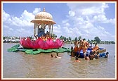 Swamishri enters the waters of river Utavali