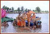 Swamishri ceremoniously immerses Shri Ganeshji