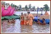 Swamishri prepares to bathe