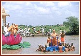 Finally, Swamishri returns to the river bank  