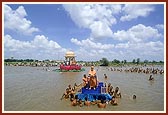 Swamishri returns to the river bank