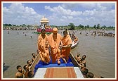 Swamishri departs from the festival venue