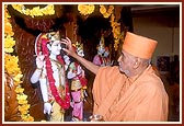 Swamishri performs the pujan of Shri Laxmi Narayan Dev