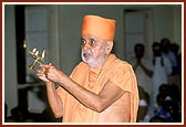 Swamishri performs the murti pratishtha arti