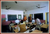 Swamishri sanctifies the school building 