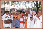 Swamishri with devotees of bhajan-group
