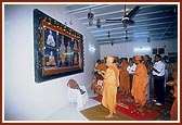 Swamishri performs arti of Thakorji at the BAPS Shri Swaminarayan Mandir, Varachha (Surat)